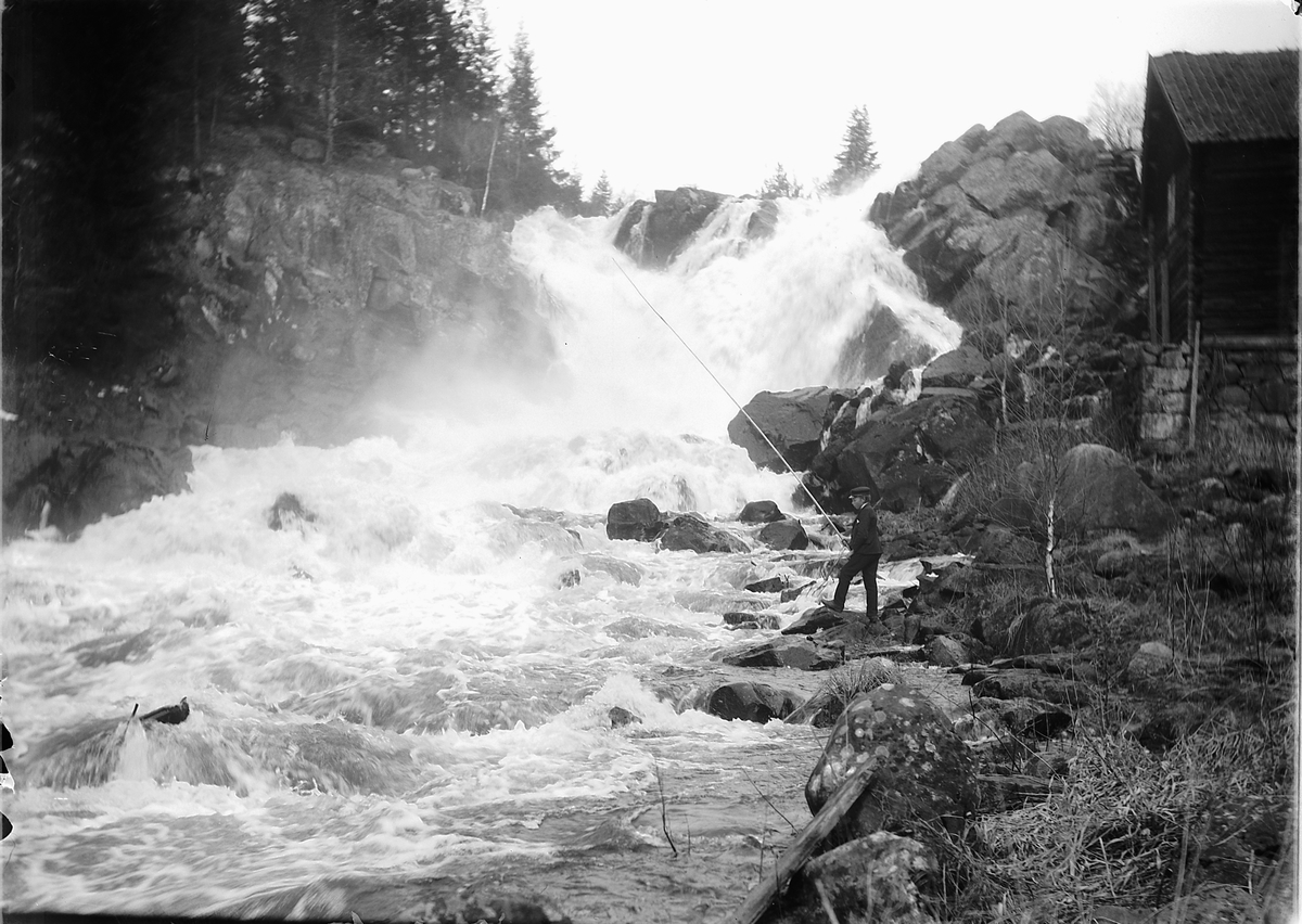 Kristoffer Horne, LUNDFOSSEN, GUTT FISKER MED STANG, MØLLE TIL HØYRE.