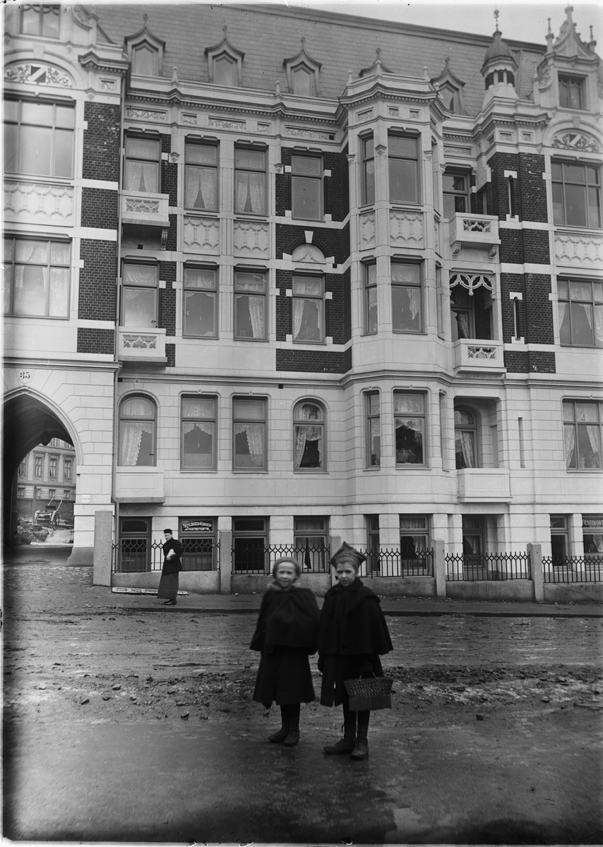 Kristoffer Horne, To jenter i samedrakt foran en bygning i Oslo.