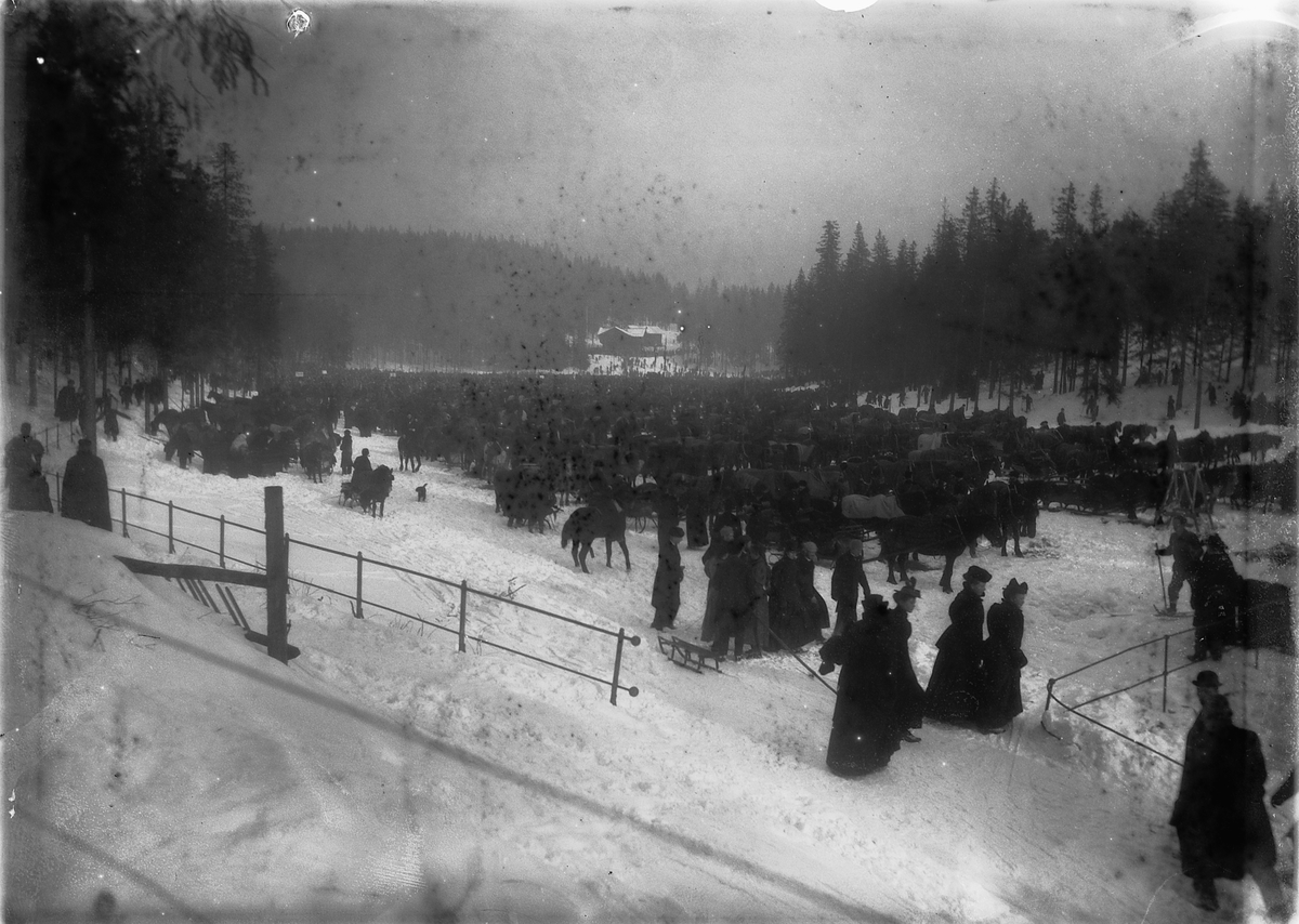 Kristoffer Horne, HOLMENKOLLEN, SKIHOPPBAKKE. Stor gruppe mennesker, hester og sleder.