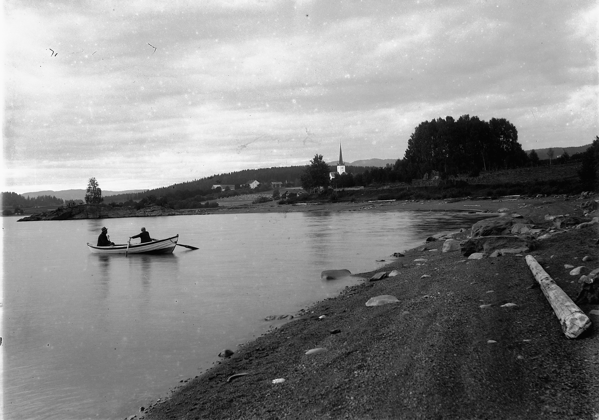 Kristoffer Horne, RINGSAKER KIRKE med prestegården, TO MENN I ROBÅT PÅ MJØSA. Hammar'n.
