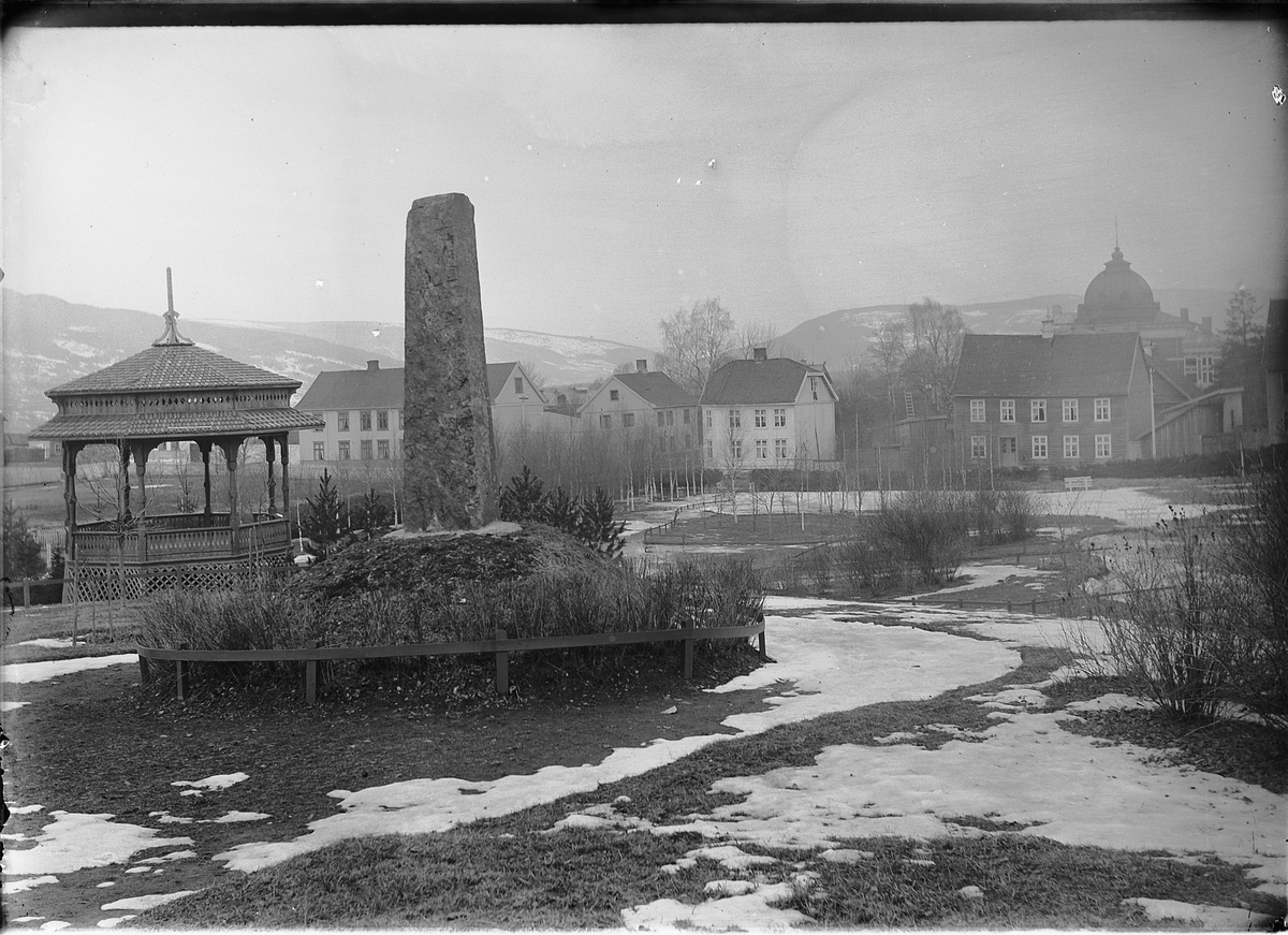 Kristoffer Horne, Lillehammer, byparken, søndre park, lysthus, minnestøtte, bauta over N. L. Grønstad , avduket mai 1904.