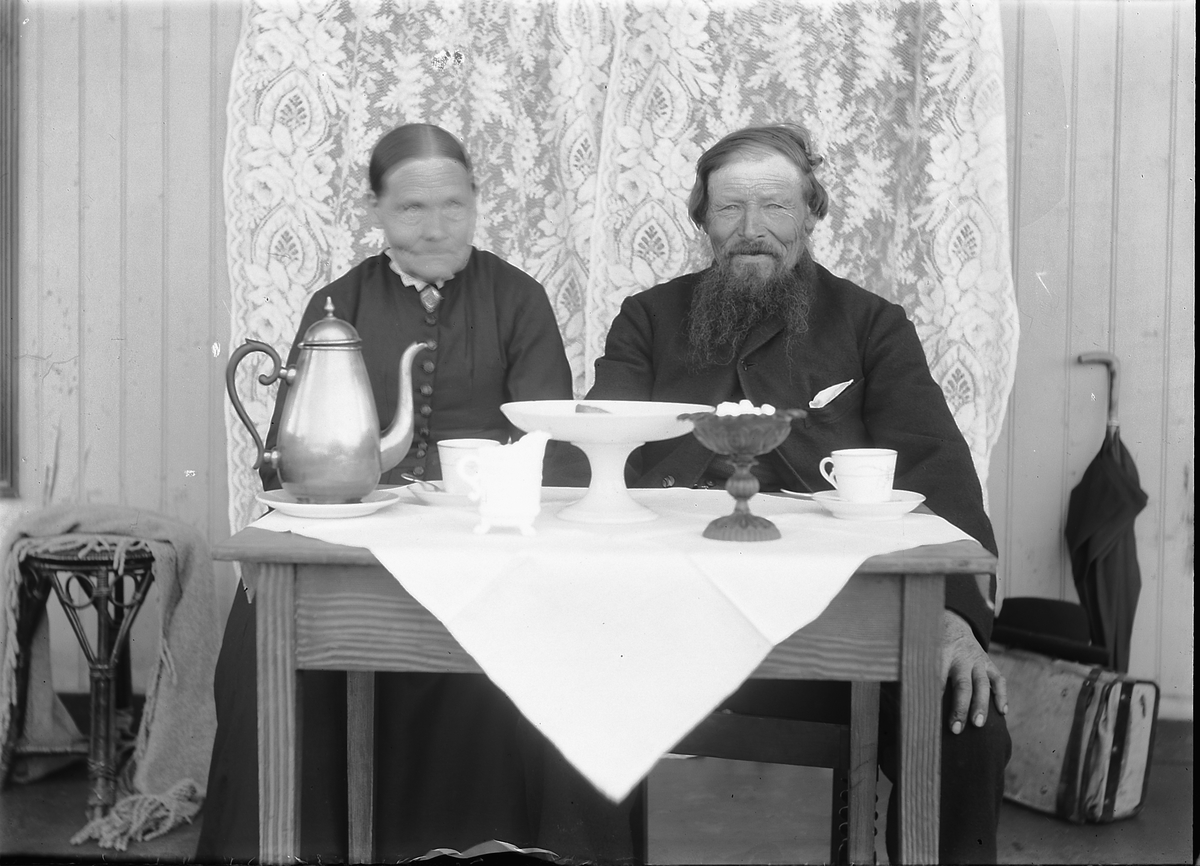 Kristoffer Horne, Ukjent eldre kvinne og mann ved et bord med kaffekanne og kaffekopper.