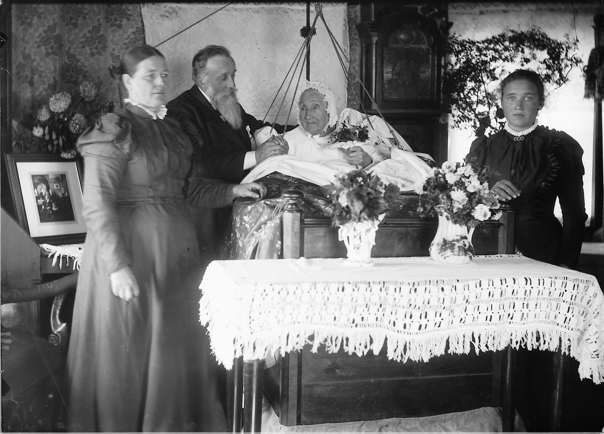 Kristoffer Horne, KJØPMANN ØGESTINIUS KJOS 1841-1925, BESØKER SIN GAMLE MOR: ANE BALLISHOL FØDT ARVESEN I 1803, TIL VENSTRE: BIRGITTE KJOS OG TIL HØYRE PLEIEDATTEREN SAPPO.