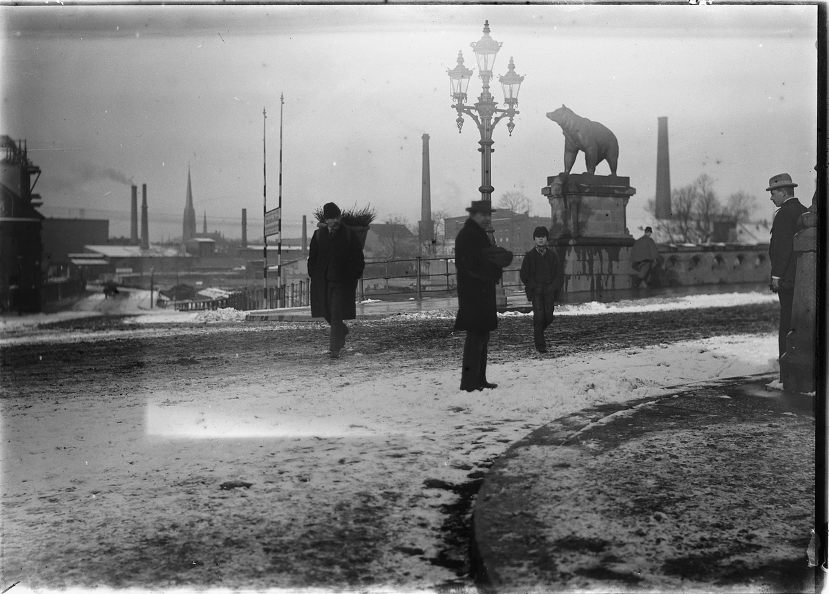 Kristoffer Horne, Gruppe mennesker i Berlin, Tyskland. Moabiter Brücke a.k.a. Bärenbrücke. Berlin,