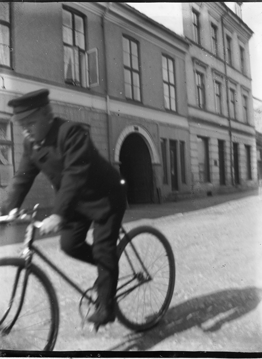 Johs. (Johannes) Johannessen, Petrus Johannessen på sykkel i Østregate i Hamar.