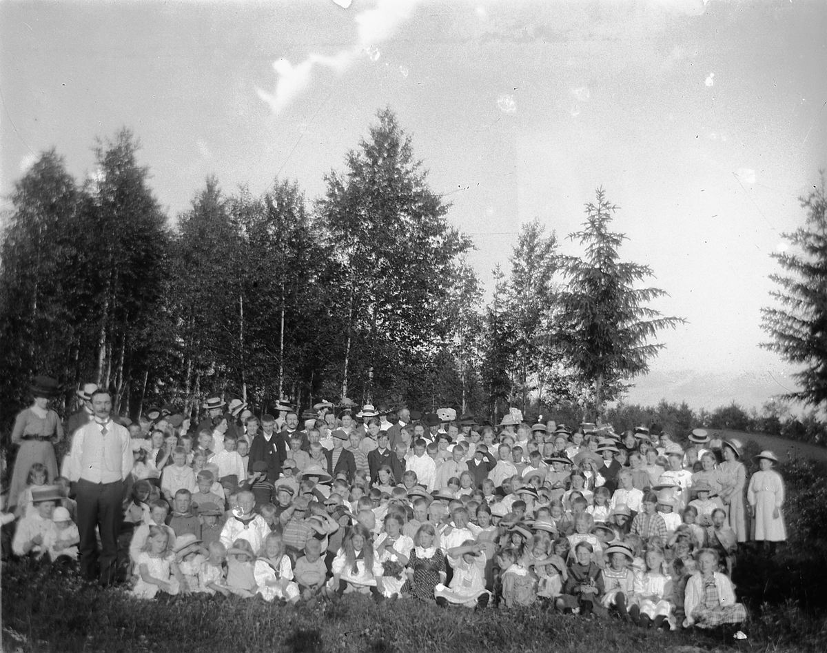Johs. (Johannes) Johannessen, Stor gruppe barn sammen med noen voksne.