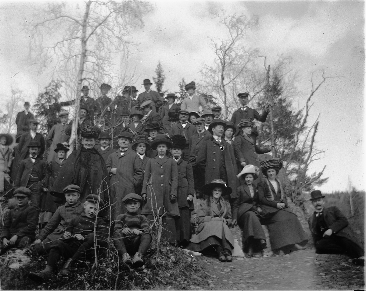 Johs. (Johannes) Johannessen, Stor gruppe barn, kvinner og menn.