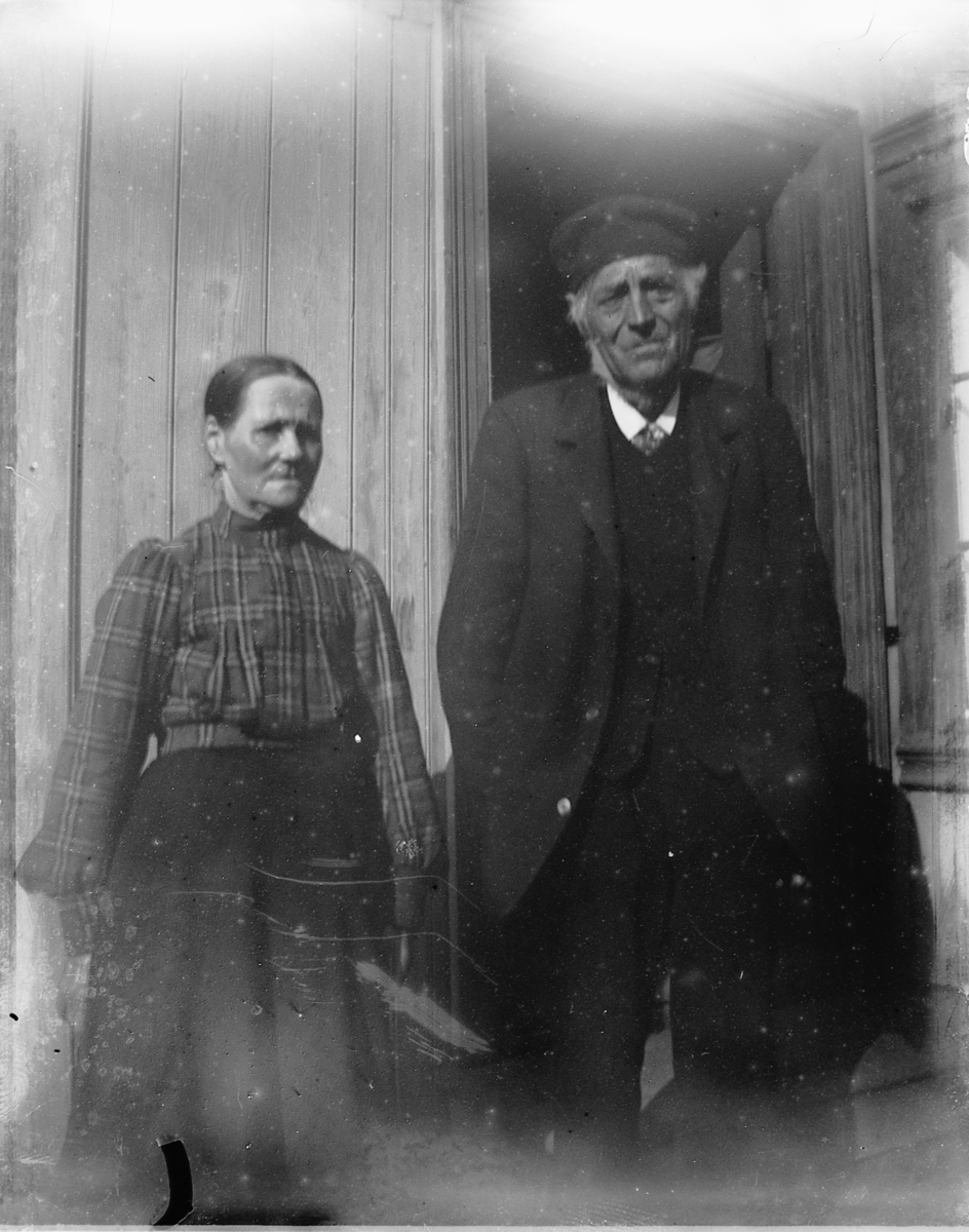 Johs. (Johannes) Johannessen, Skomaker Johannes Johnsen (1826-1908) og Agnete Jacobsdatter (1824-1904) som er foreldrene til bakemester Olaus Johannessen f.1856. (I et familiealbum er dette nevnt). De bodde på Bratlien på Helgøya hos sin eldste sønn Jakob Johannessen (1850-1923)de siste årene.