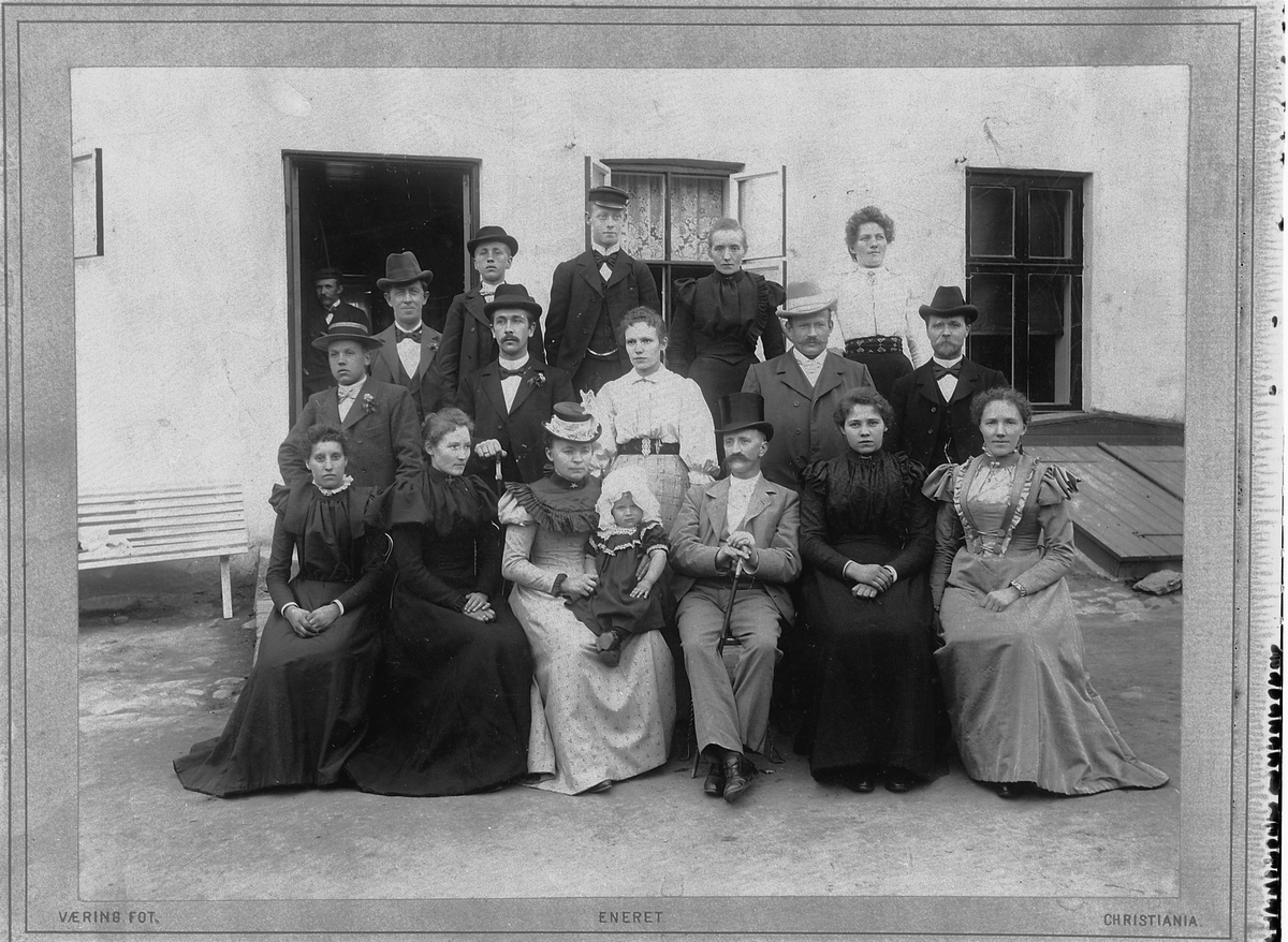 Johs. (Johannes) Johannessen, Ukjent gruppe kvinner, menn og et barn.