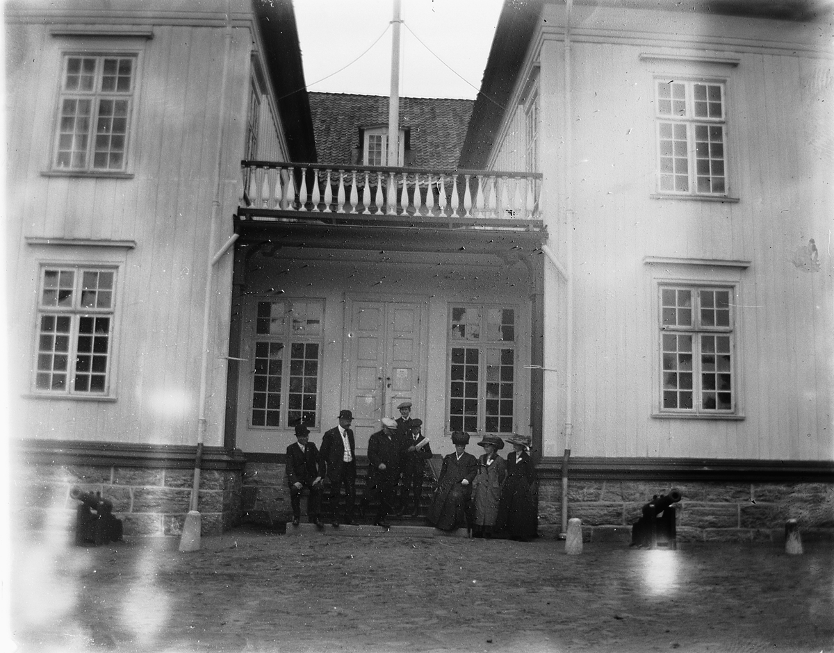 Johs. (Johannes) Johannessen, Gruppe menn og kvinner utenfor Eidsvollbygningen.