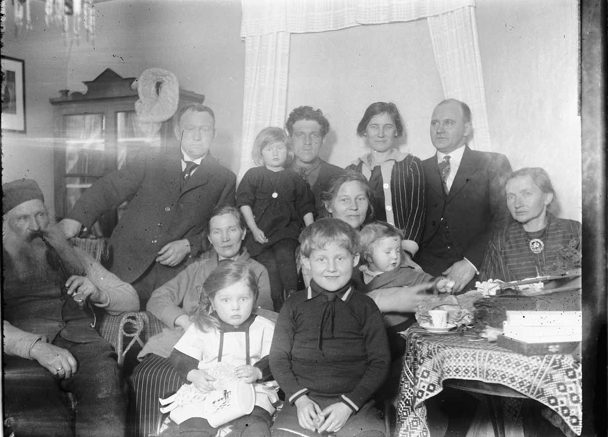 Ragnvald Andersen, Gr. 12, interiør. Familiene Andersen og Danielsen.