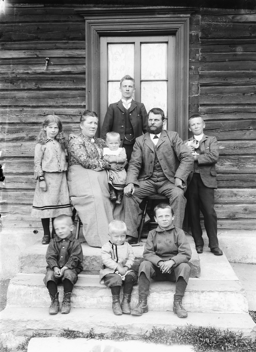 Ragnvald Andersen, Ukjent familiegruppe. Mor, far og barn.