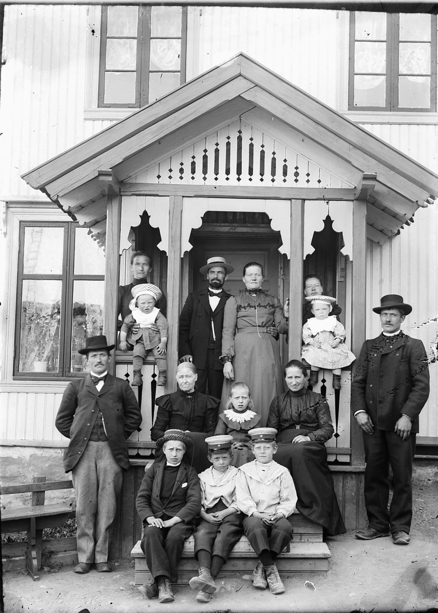 Ragnvald Andersen, Gruppe menn, kvinner og barn på trappa til Nylende på Solvang i Hamar. Nr en, to og tre f. v. er ukjent. Nr 4 f. v. snekker Anton Olsen Nylende (satte opp Rollsløkka skole), Eline Støen, ukjent, ukjent, Oscar Olsen Nylende, Eline Olsen Nylende, skomaker ved Solvang skolen Johan Bråthen, Mathea Bråt…