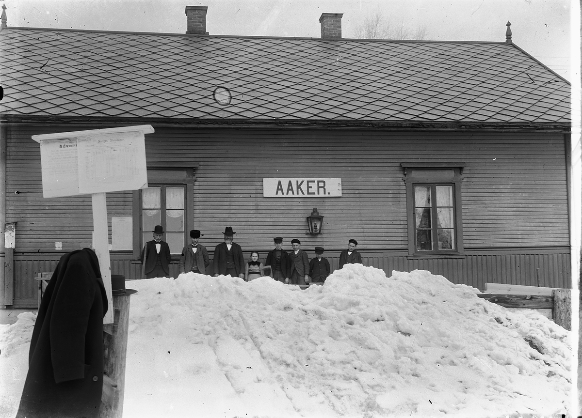 Ragnvald Andersen, Gruppe, tre menn, ei jente og fire gutter på Aaker jernbanestasjon i Hamar. Åker.