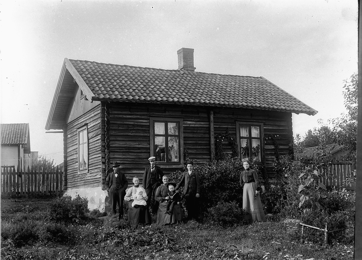 Ragnvald Andersen, Eksteriør, hus med hage. Ukjent familie.