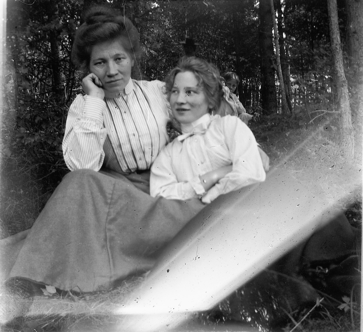 Ragnvald Andersen, Eksteriør, skog. Ukjent eldre kvinne sammen med ei jente.