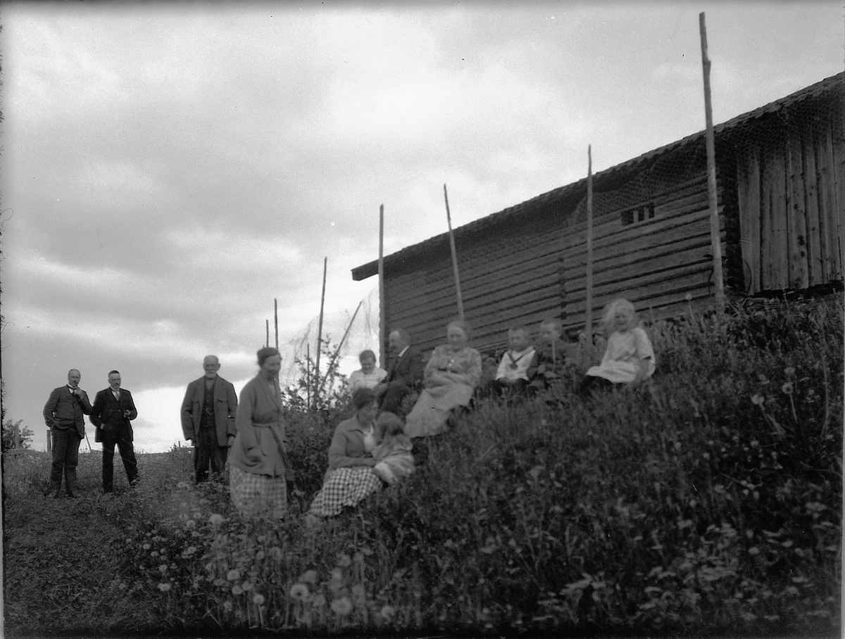 Ragnvald Andersen, Ukjent gruppe menn, kvinner og barn.