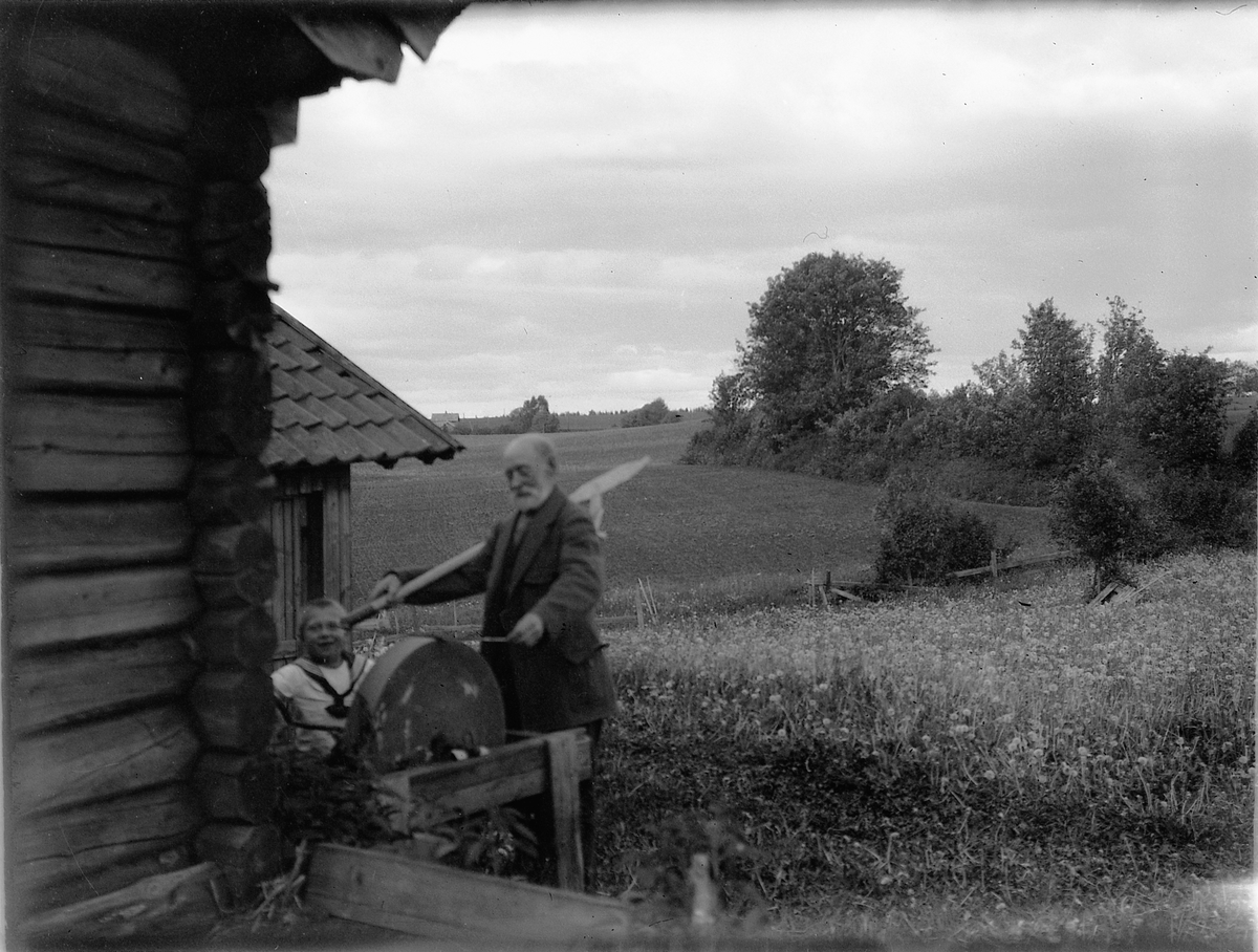 Ragnvald Andersen, SLIPSTEIN. SLIPING AV LJÅ. Bernt Pedersen med ukjent gutt på Nyborg, husmannsplass under Børstad i Hamar.