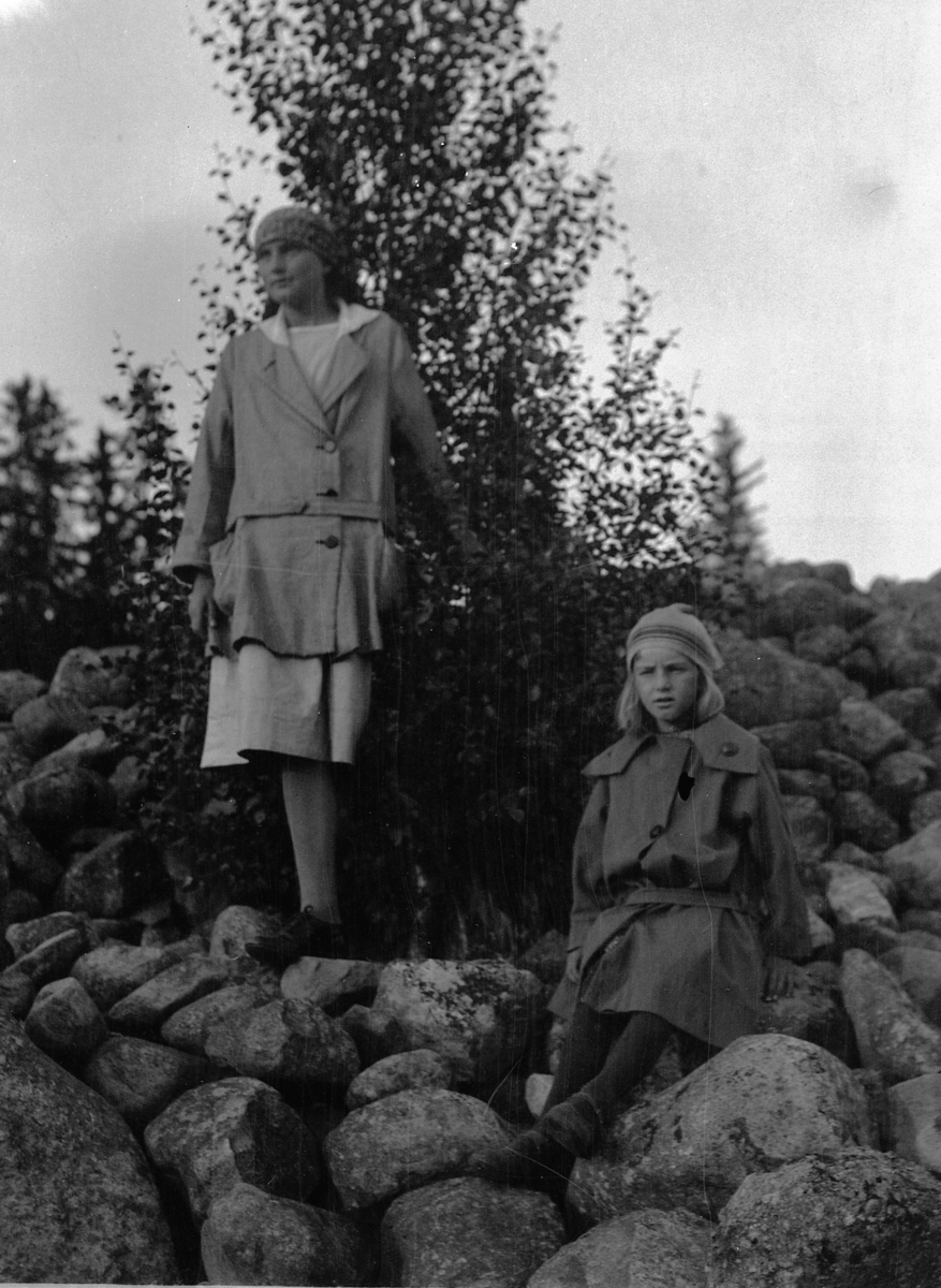 Ragnvald Andersen, To ukjente jenter i ei steinrøys.