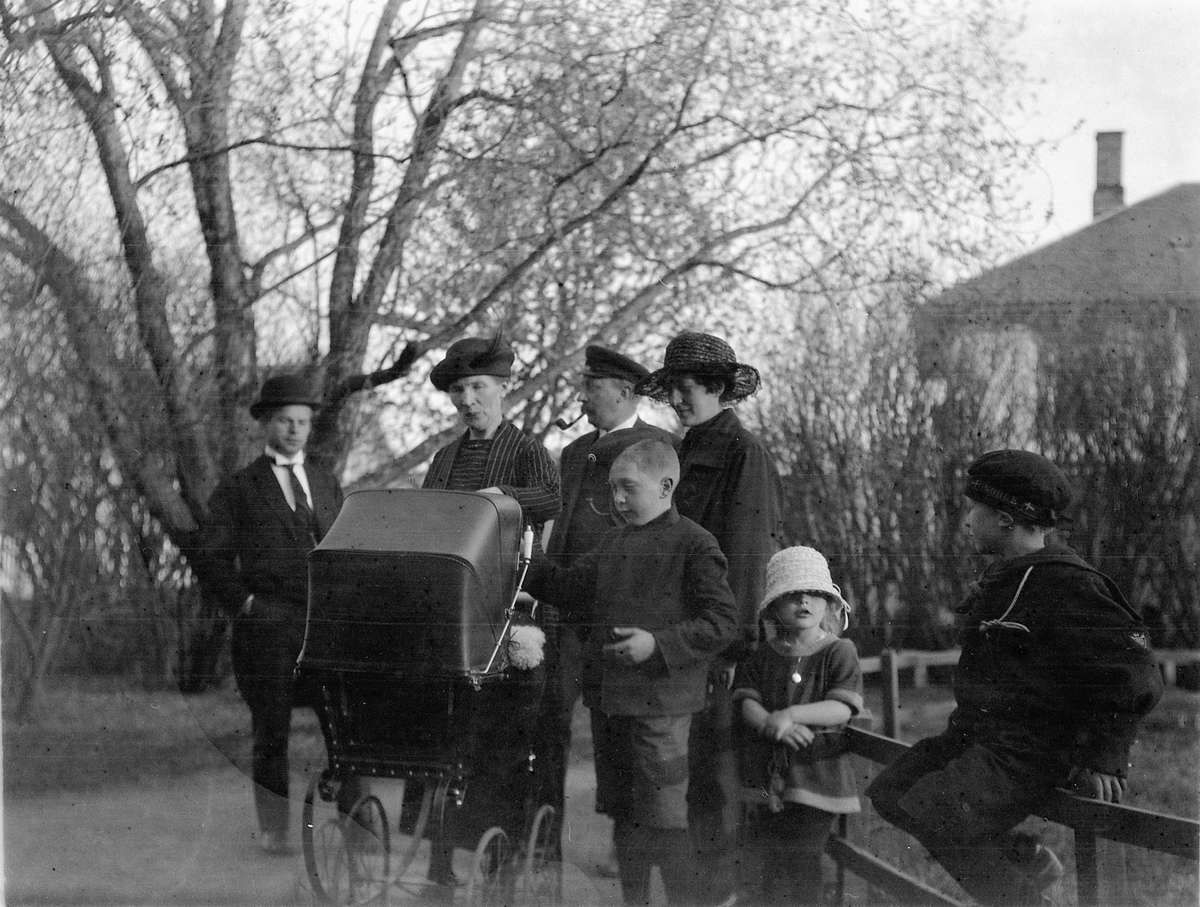 Ragnvald Andersen, Familiene Granberg og Andersen på tur i Strandgatehagen i Hamar.