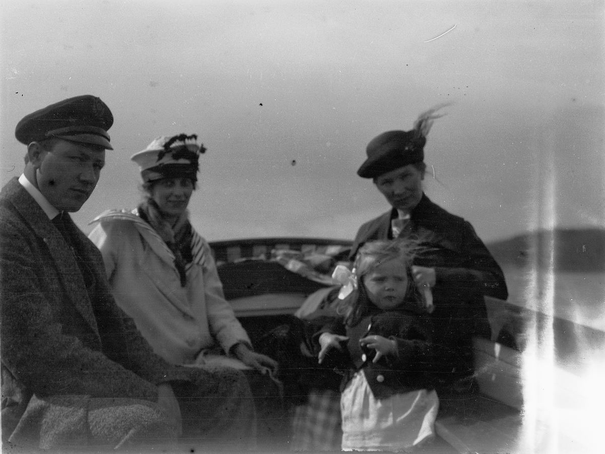 Ragnvald Andersen, Ukjent mann, to kvinner og ei jente i en båt.