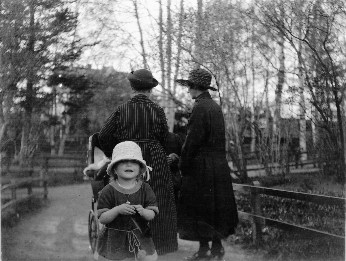 Ragnvald Andersen, Ukjente kvinner, barn, barnevogn, kvinnedrakter, Hamar Park.