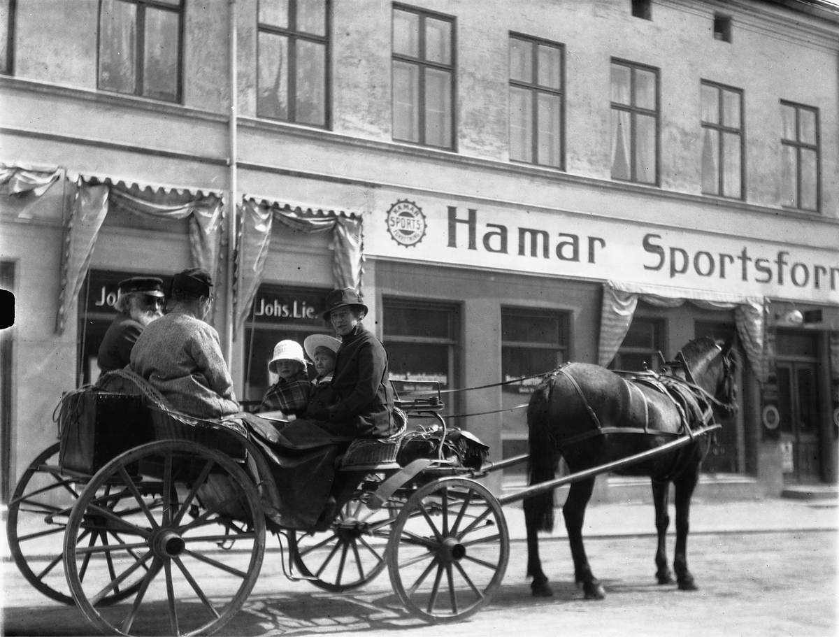 Ragnvald Andersen, Torggata, Hamar Sportsforretning. Hest og vogn.