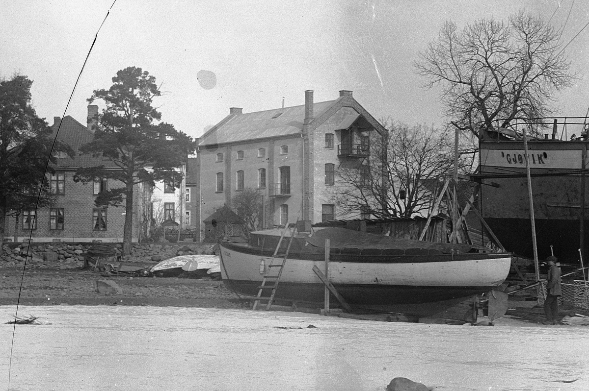 Hans Emil Erichsen, Høiensalodden. Ekely. Pakkhus. Mjøsbåtene M.B. Vidar og D.S. Gjøvik i vinteropplag. 1913.