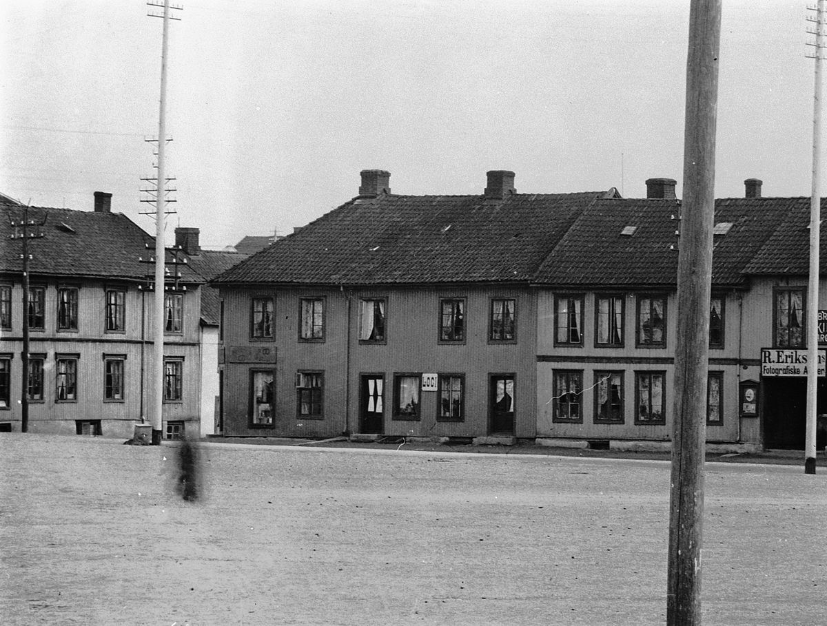 Hans Emil Erichsen, Østre Torg i Hamar. Bebyggelsen i Vangsvegen. Utsnitt.