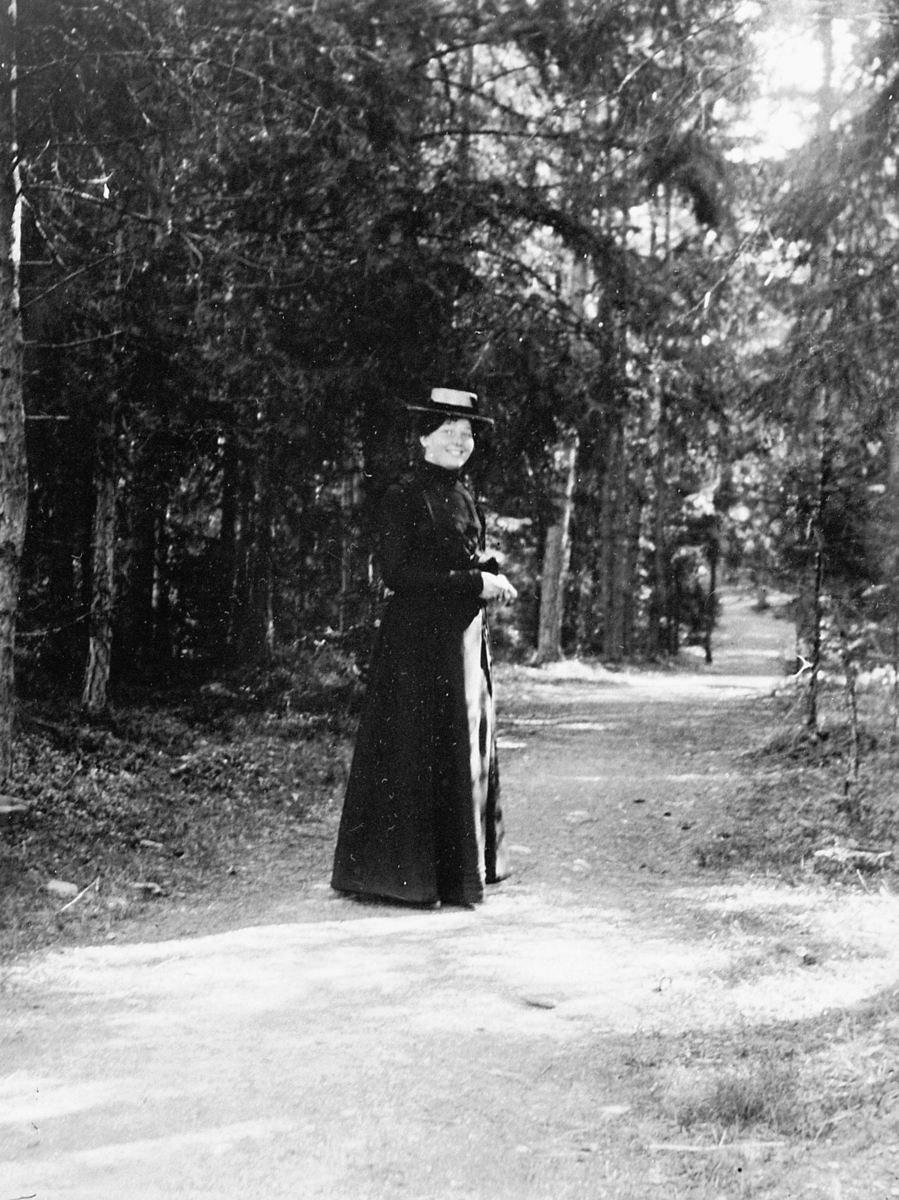 Hans Emil Erichsen, Ukjent kvinne på tur i skogen.