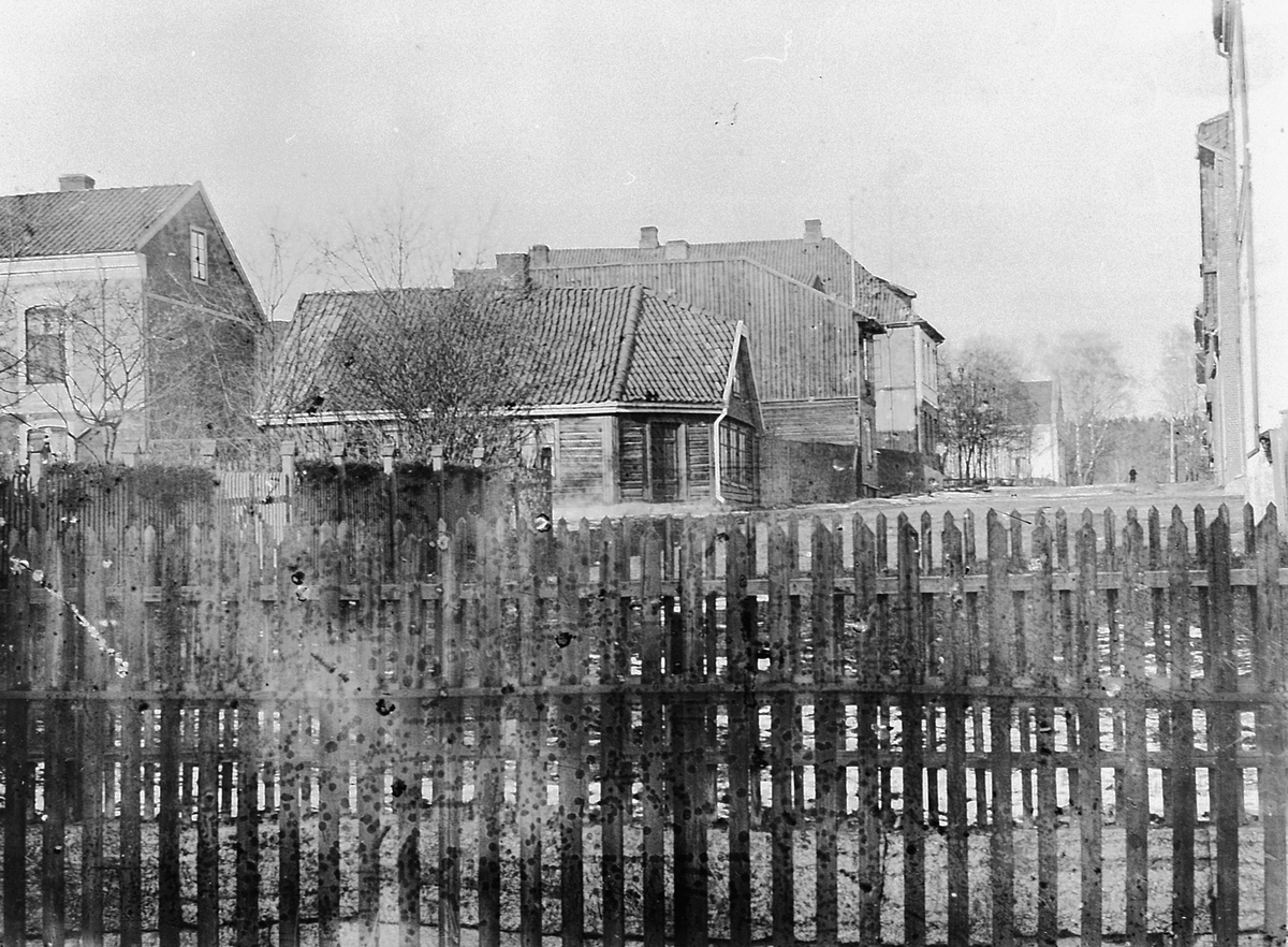 Hans Emil Erichsen, Heidmannsgate, Skappels gate i Hamar med bebyggelse. Stakittgjerde i forgrunnen.