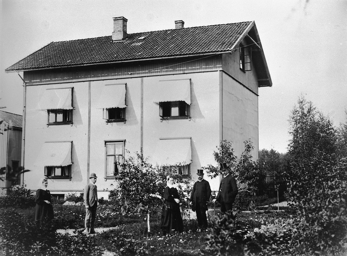 Hans Emil Erichsen, Eksteriør fra Hamar Sykehus 1895. Gruppe fra ledelse og personal i hagen. Fra venstre er diakonisse Tilla Iversen, sykehuslege Carl Robert Henie, diakonisse Betzy Beichman, tredjeprest Hans Emil Erichsen, stadslege Albert Lutzov.