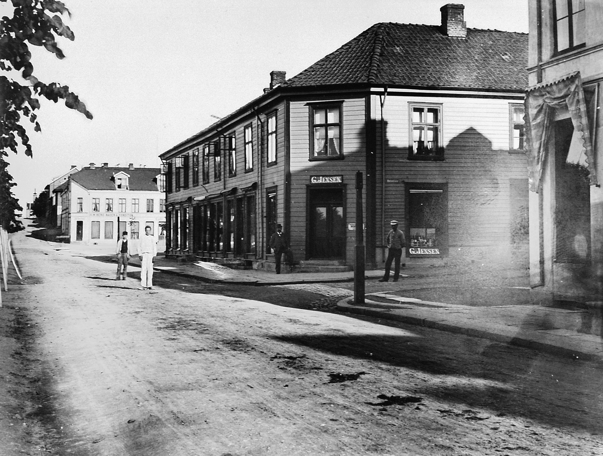 Hans Emil Erichsen, Simensgården. G. Jensen Kolonialforretning i Strandgata, Hamar. Satt opp i 1850, gården brant ned i 1946. I dag ligger "Casa Blanca" her.