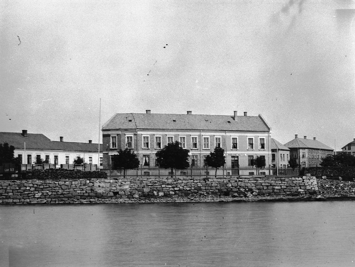 Hans Emil Erichsen, Jernbanehotellet i Hamar. Utsnitt, se HHB-08672.