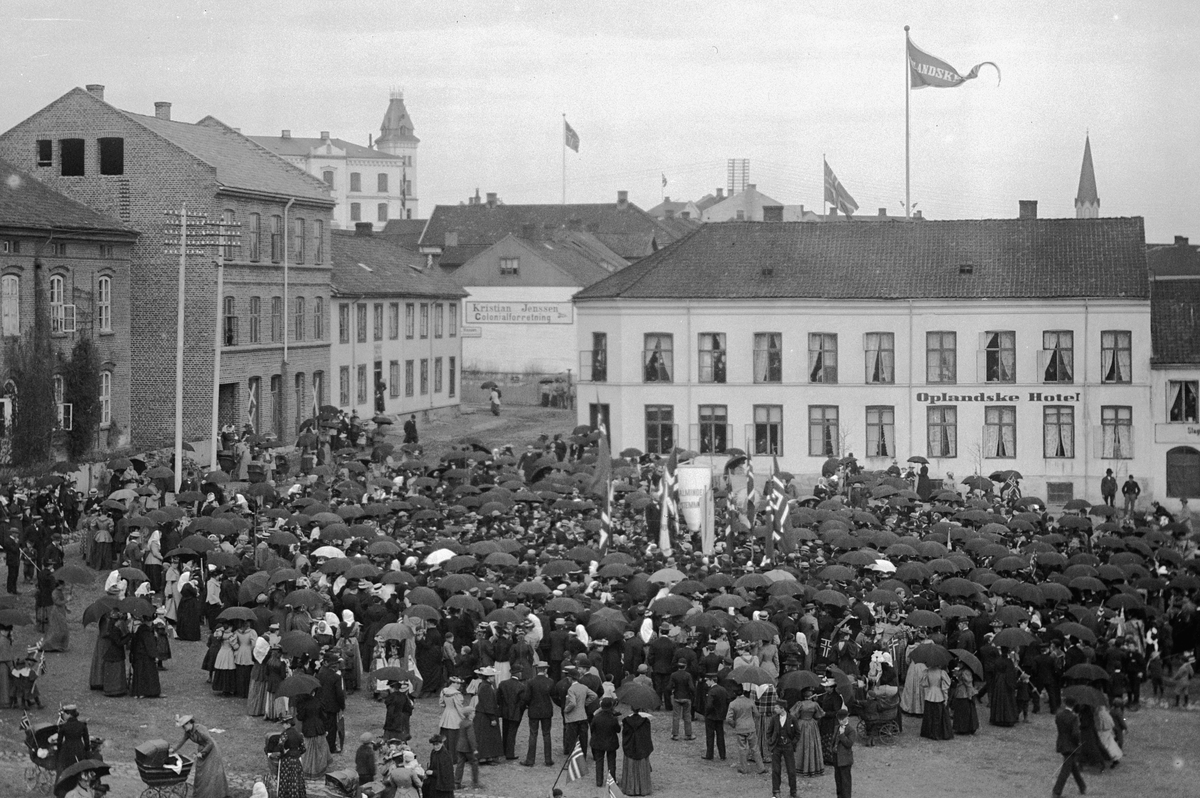 Hans Emil Erichsen, Stortorvet i Hamar 1893. Ansamling av folk foran Oplandske Hotel. Demonstrasjon for "Almindelig stemmerett". Utsnitt av HHB-08676.