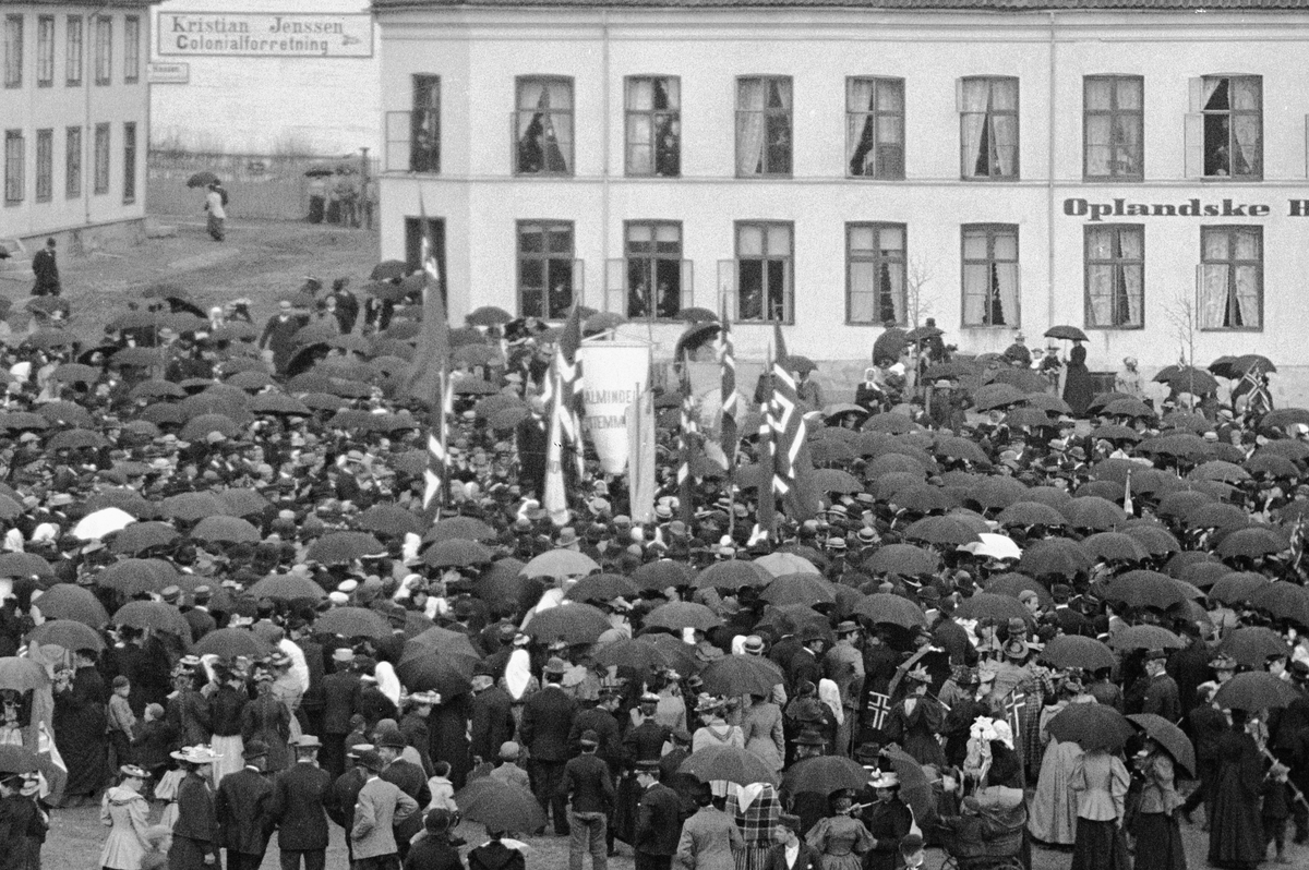 Hans Emil Erichsen, Stortorvet i Hamar 1893. Ansamling av folk foran Oplandske Hotel. Demonstrasjon for "Almindelig stemmerett". Utsnitt av HHB-08676.
