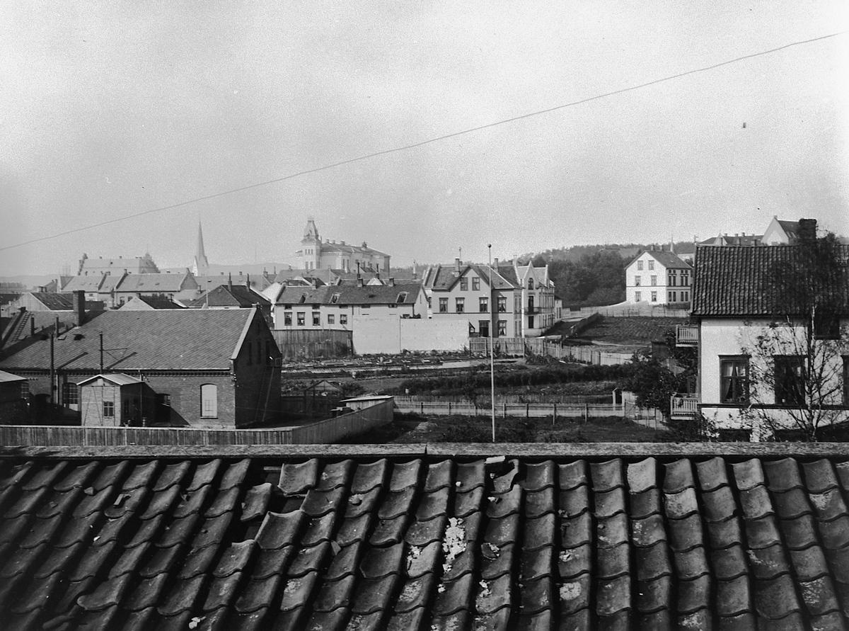 Hans Emil Erichsen, Bebyggelse langs Vangsvegen, Sverres gate, Håkons gate i Hamar. Sett mot Midtbyen skole.