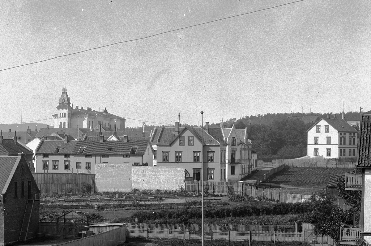 Hans Emil Erichsen, Bebyggelse i Sverresgate, Håkons gate i Hamar. Utsnitt.