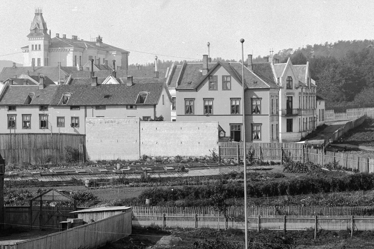 Hans Emil Erichsen, Håkons gate i Hamar. Bebyggelse. Midtbyen skole.