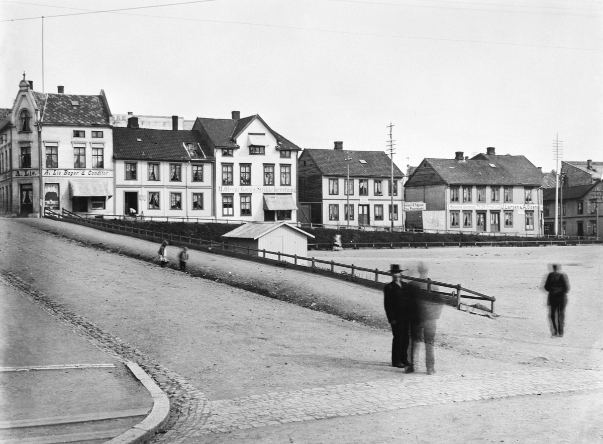 Hans Emil Erichsen, Østre torg. Bebyggelsen langs Grønnegata i Hamar.