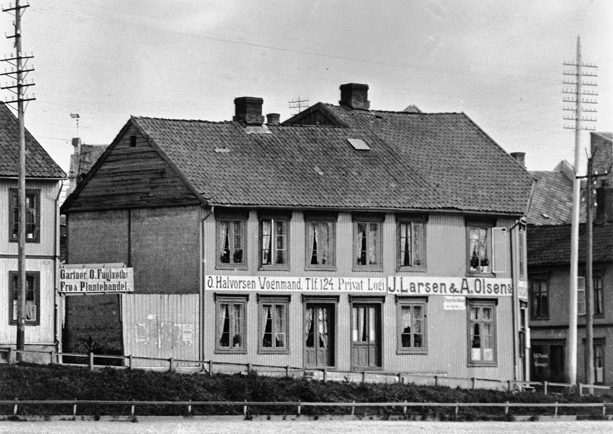 Hans Emil Erichsen, Bebyggelse i Grønnegata. Gartner O. Fuglseth Frø & Plantehandel. O. Halvorsen Vognmand. J. Larsen & A. Olsen.