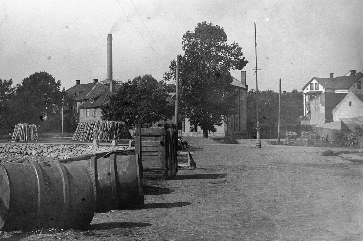 Hans Emil Erichsen, Hamar Brygge på Høiensalodden. Sprittønner for 550 liter. Vedlager. Dyrekasser.