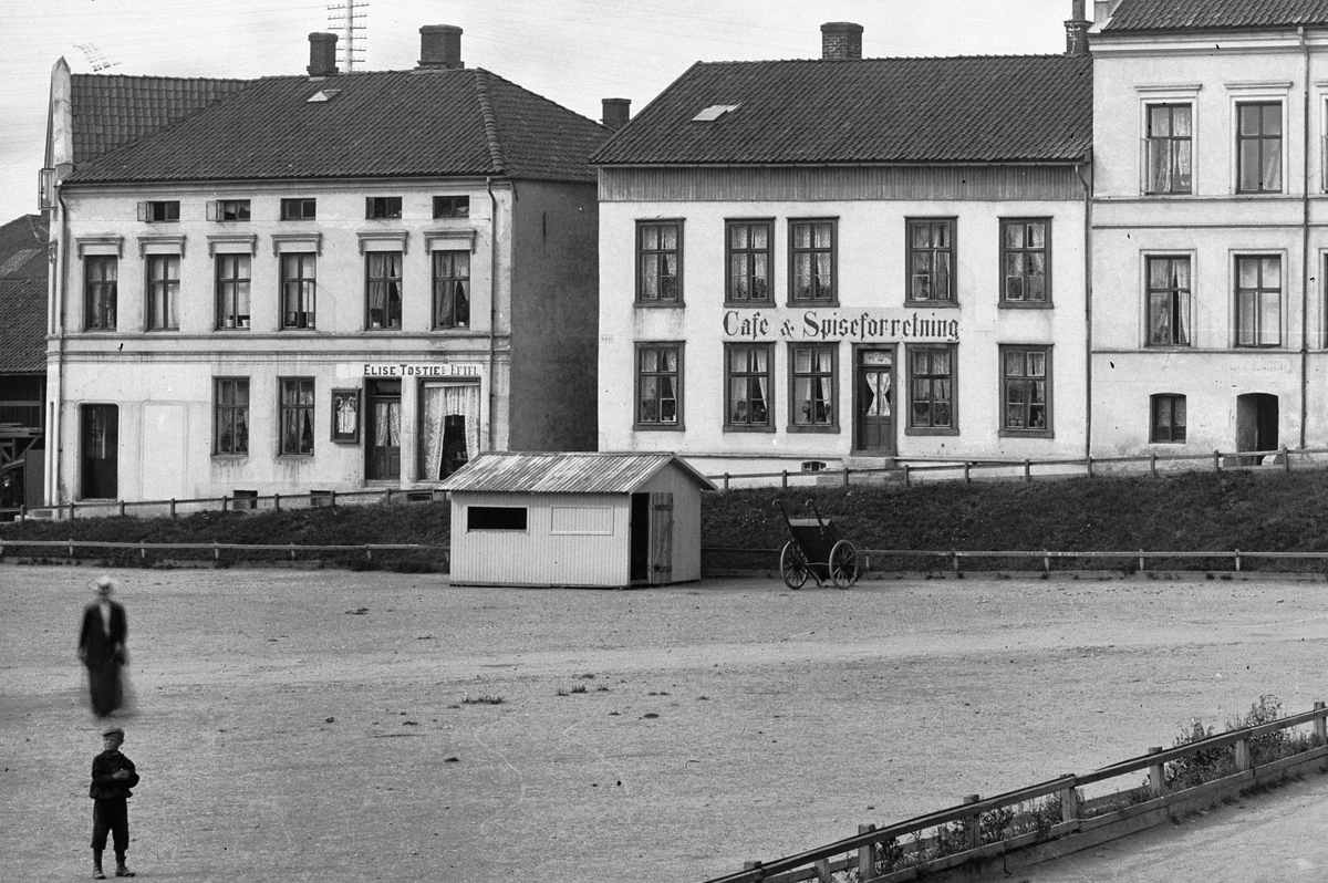 Hans Emil Erichsen, Østre Torg i Hamar med Håkons Gate. Folk på torget. Cafe & Spiseforretning. Elise Tøsties Eftfl. Utsnitt.