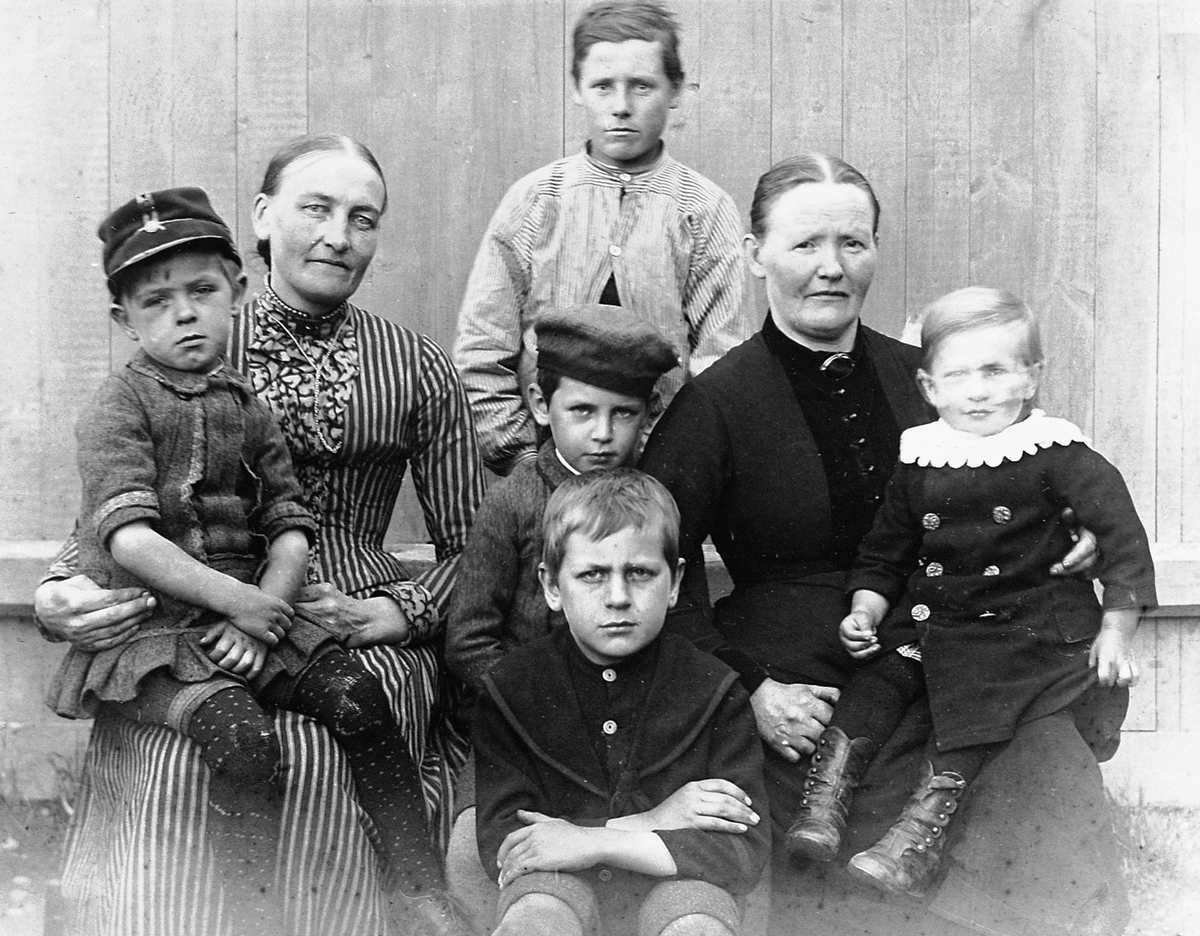 Hans Emil Erichsen, Hans Emil Erichsens barn med hushjelper.