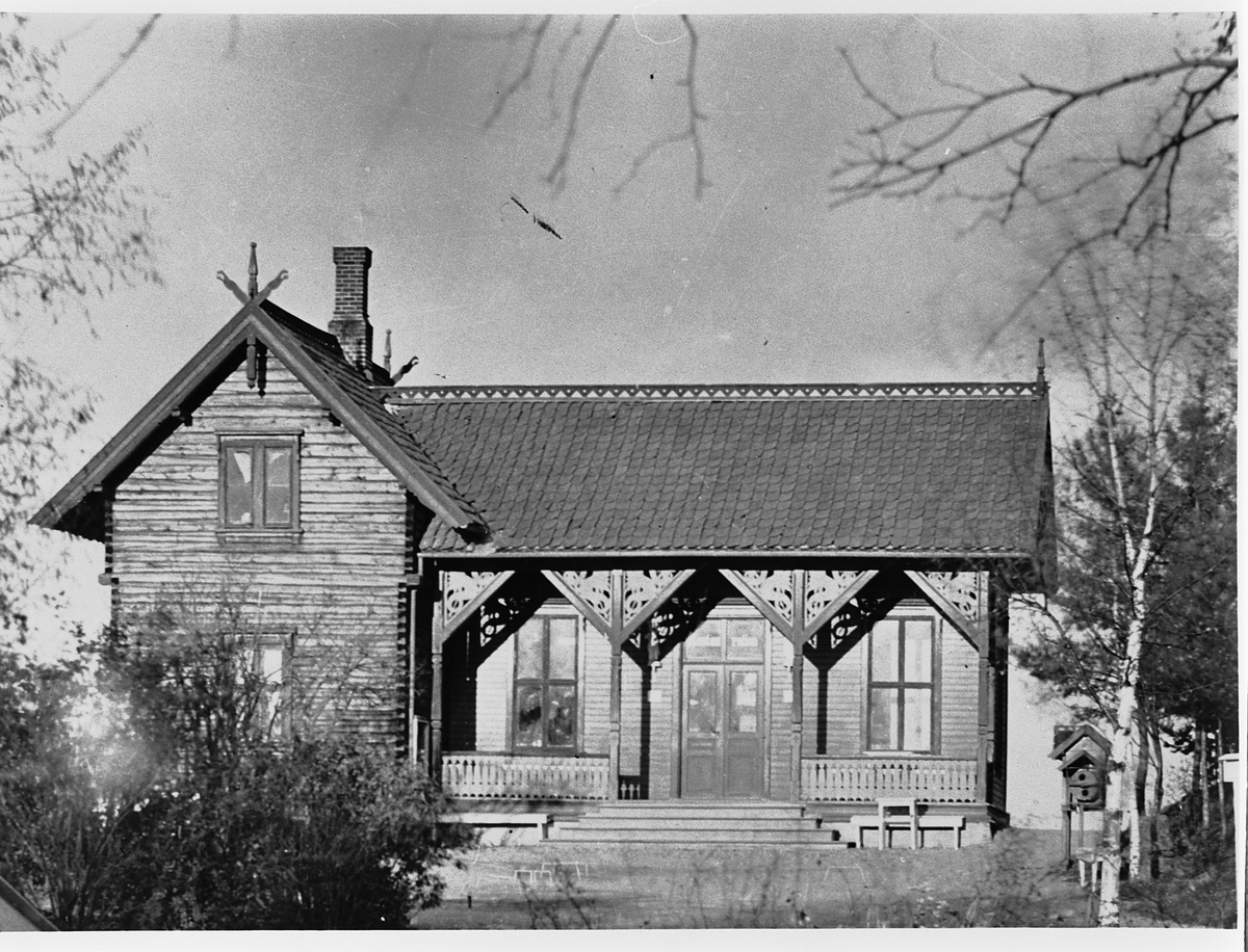 Hans Emil Erichsen, Hamar Park. Vaktmesterboligen. Tømmerbygning i dragestil.