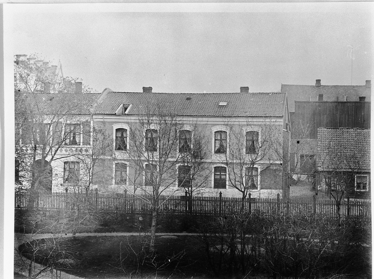 Hans Emil Erichsen, Skappelsgate 15-17. Vestbyen, Hamar. Utsnitt. Murgården er fra 1852 og her holdt blant annet Kristian Gløersens pikeskole til fra 1867. I dag ligger Skappelsgate 12 her.