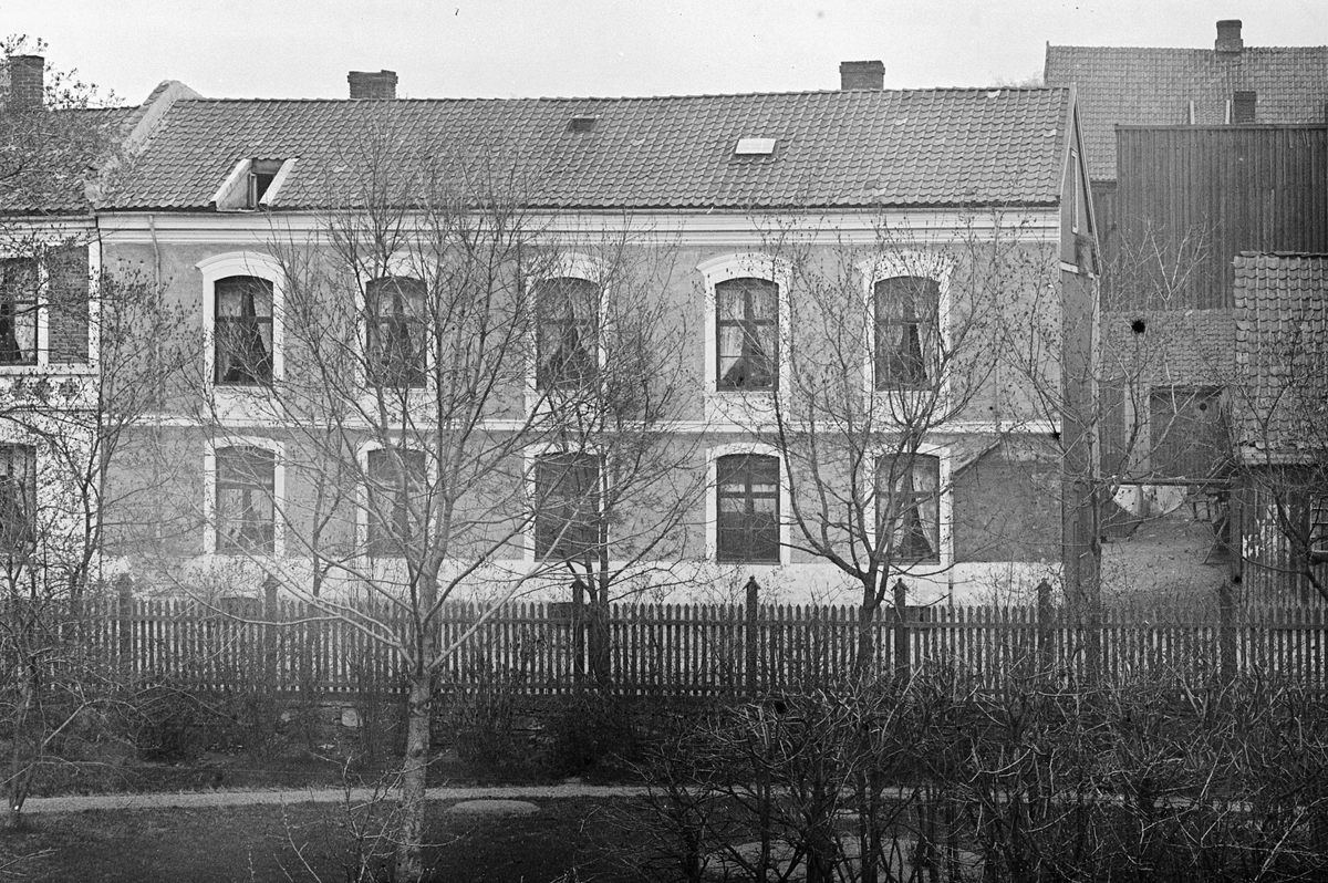 Hans Emil Erichsen, Skappelsgate 15-17. Vestbyen, Hamar. Utsnitt. Murgården er fra 1852 og her holdt blant annet Kristian Gløersens pikeskole til fra 1867. I dag ligger Skappelsgate 12 her.