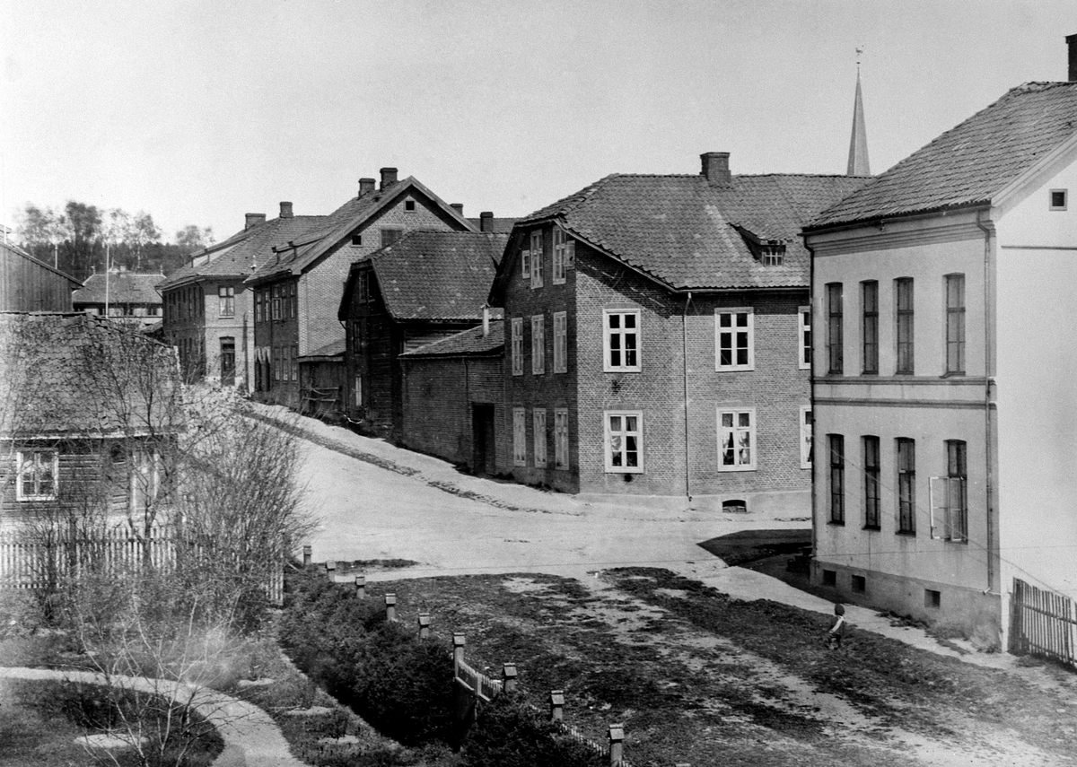 Hans Emil Erichsen, Krysset Heidemannsgate/Heidmannsgate, Skappelsgate, Hamar. Bebyggelse, utsnitt. Helt til høyre ligger Skappelsgate 4, deretter Agersborggården, Granberggården og Røhrsgården.