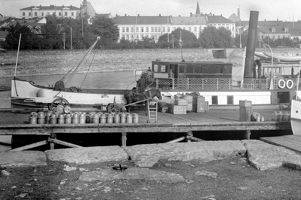 Hans Emil Erichsen, Hamar brygge med Mjøsbåter. Dampbåtene D/S Hamar og D/S Bundefjord. Lasting av gods. Hest med kjerre, melkespann og kasser.