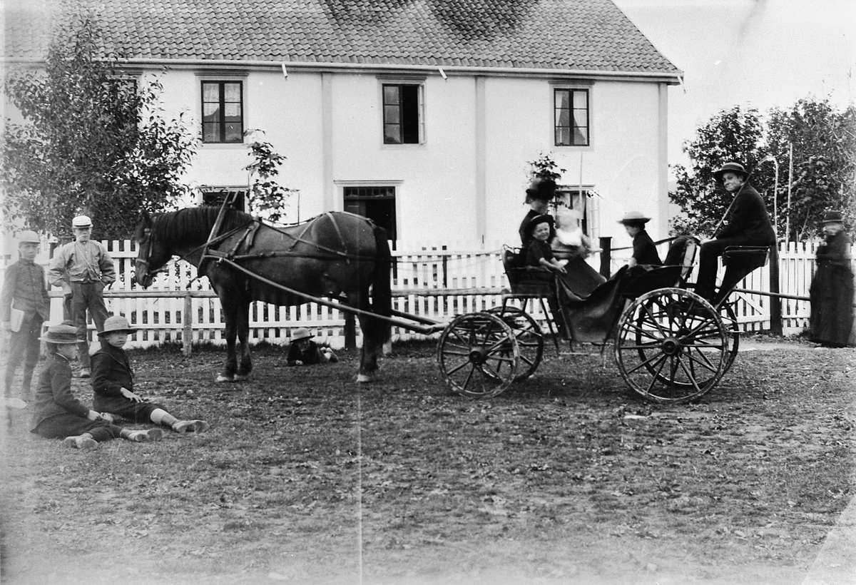 Hans Emil Erichsen, Gruppe ukjente barn og voksne utenfor ukjent bygning. Hest med karjol.